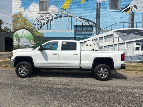 Used 2018 GMC Sierra 2500 SLE w/ SLE Preferred Package AWD/4WD image 3