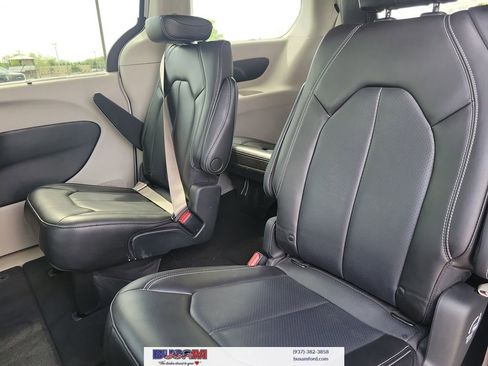 Used 2023 Chrysler Pacifica Touring-L FWD image 10