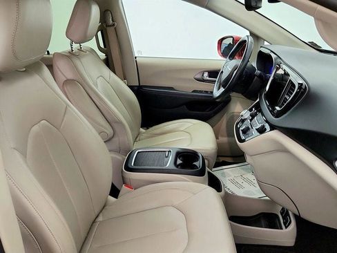 Used 2021 Chrysler Pacifica Touring-L FWD image 25