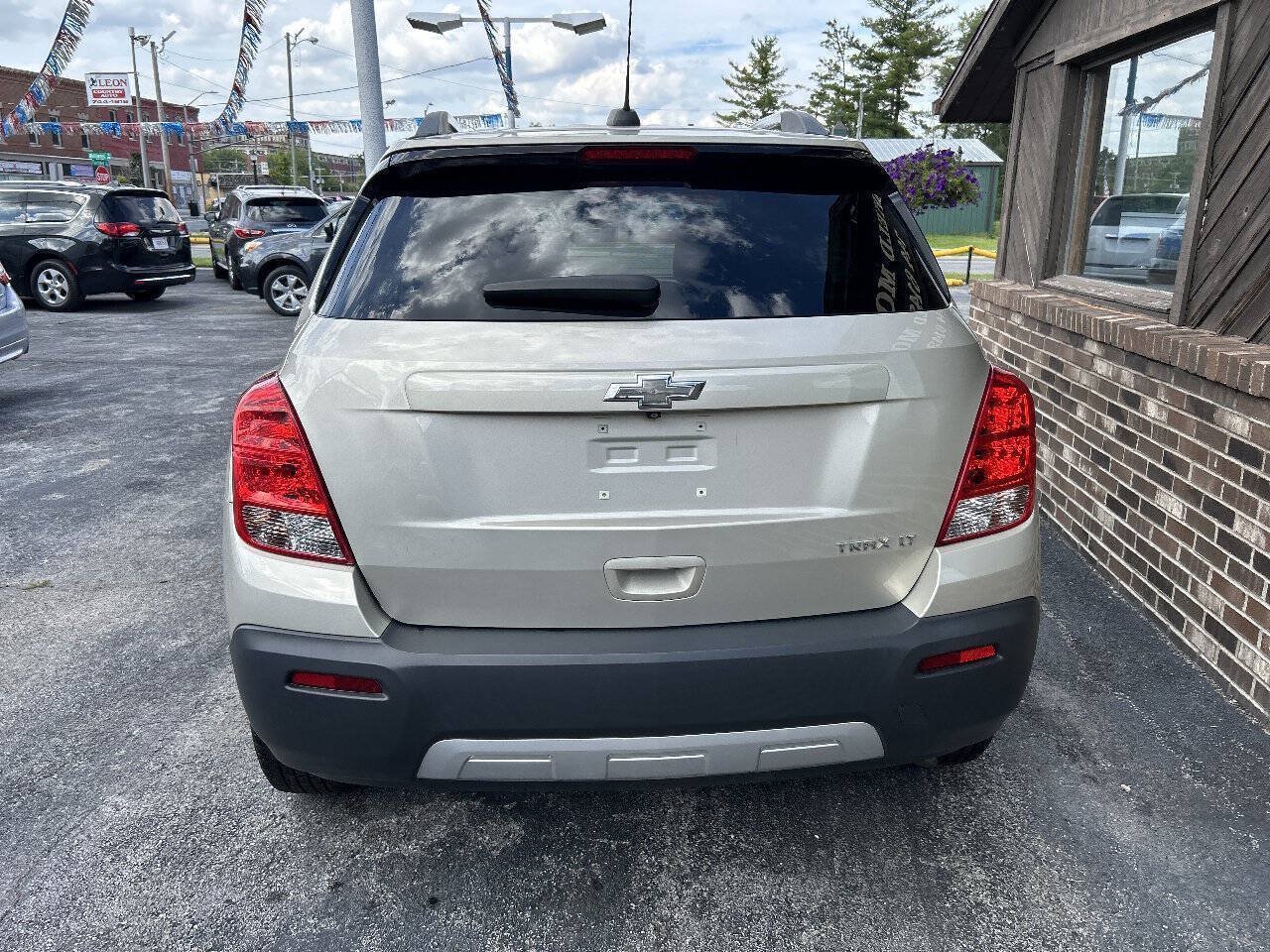Used 2016 Chevrolet Trax LT w/ LT Sun and Sound Package FWD image 3