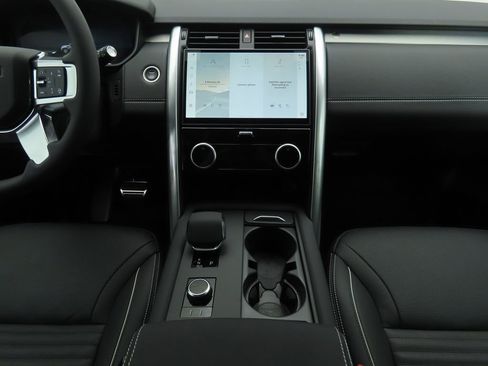 Used 2024 Land Rover Discovery Dynamic SE image 13