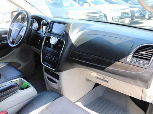 Used 2016 Chrysler Town & Country Touring-L FWD image 13