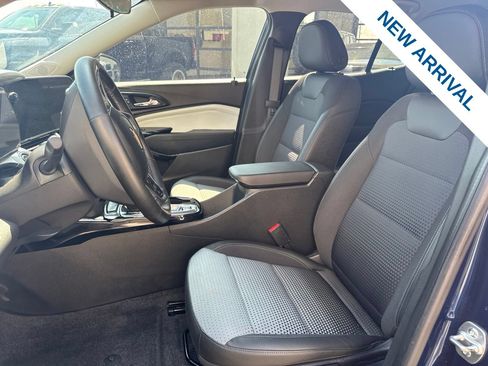 Used 2024 Chevrolet Trax LT w/ LT Convenience Package FWD image 16