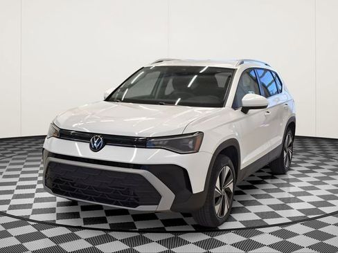 Used 2025 Volkswagen Taos SE AWD/4WD image 9