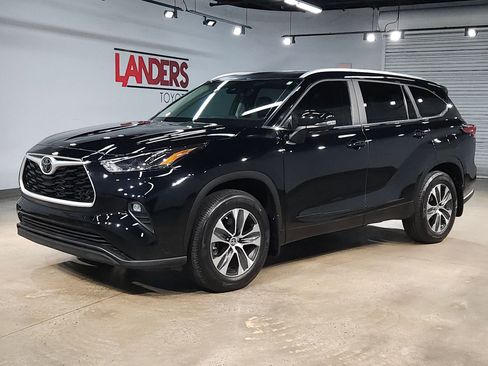 Used 2023 Toyota Highlander XLE image 3