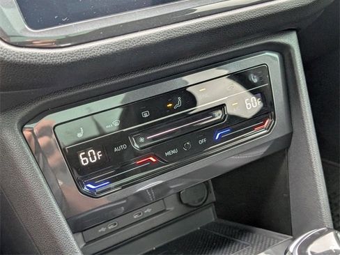 Used 2022 Volkswagen Tiguan SE w/ Panoramic Sunroof Package image 23