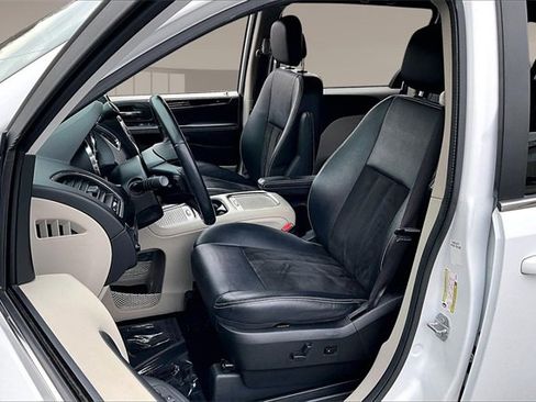 Used 2019 Dodge Grand Caravan SXT image 18