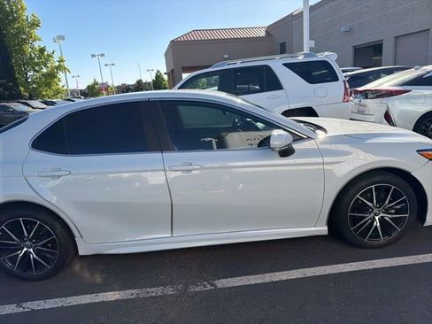 Used 2022 Toyota Camry SE FWD image 5