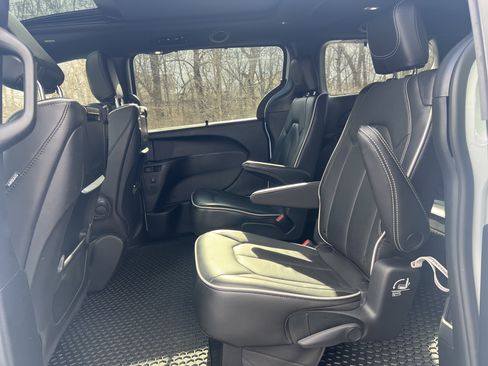 Used 2023 Chrysler Pacifica Limited w/ Uconnect Theater Family Group image 29