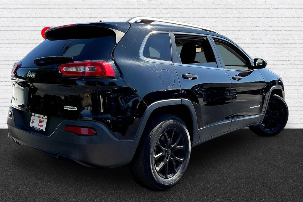 Used 2017 Jeep Cherokee Latitude w/ Cold Weather Group AWD/4WD image 6