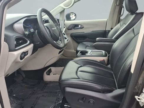 Used 2023 Chrysler Pacifica Touring-L image 24