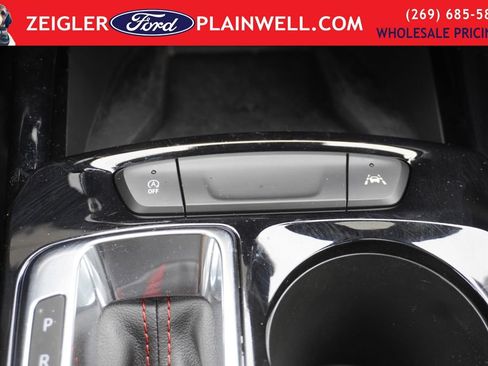 Used 2025 Chevrolet Trax RS w/ Sunroof Package image 24