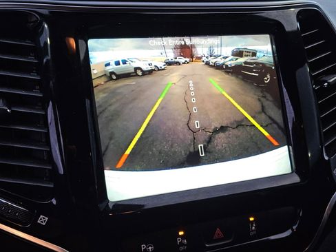 Used 2019 Jeep Cherokee High Altitude image 25