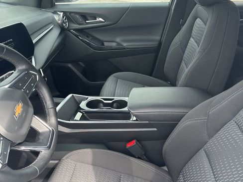 Used 2025 Chevrolet Equinox LT w/ Safety and Technology Package image 4