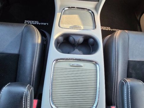 Used 2016 Dodge Grand Caravan SXT image 32