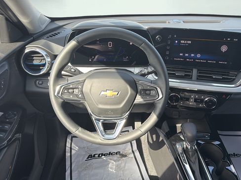 Used 2025 Chevrolet Trax LT w/ Driver Confidence Package FWD image 19