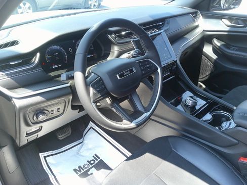 Used 2023 Jeep Grand Cherokee Altitude AWD/4WD image 11