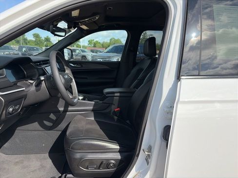 Used 2023 Jeep Grand Cherokee L Laredo image 7