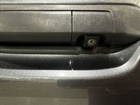 Used 2015 Toyota Tacoma SR5 w/ SR5 Package image 26