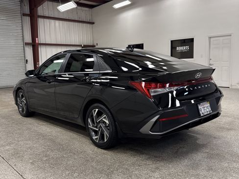 Used 2024 Hyundai Elantra SEL w/ Convenience Package image 16
