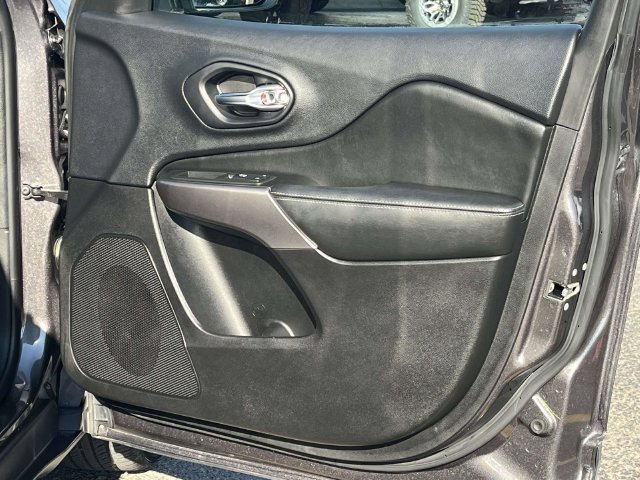 Used 2019 Jeep Cherokee Latitude Plus FWD image 25
