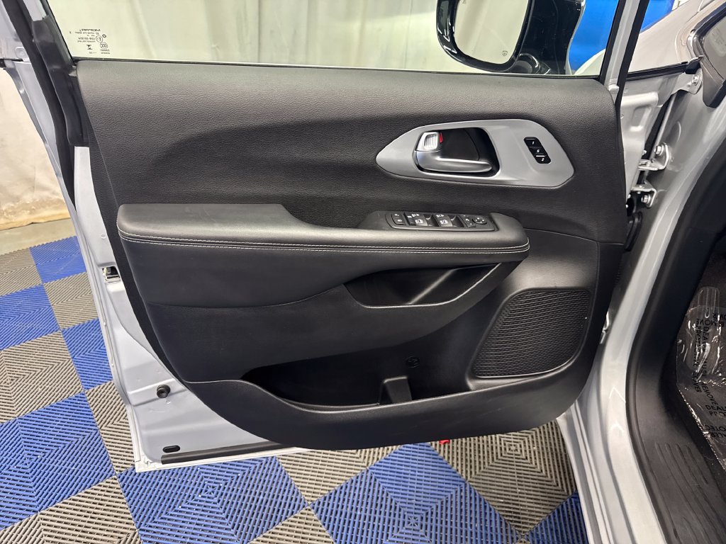 Used 2026 Chrysler Pacifica Limited FWD image 13