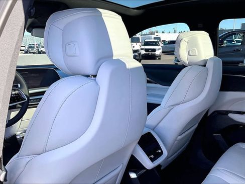 Used 2024 Cadillac Lyriq Sport AWD/4WD image 12