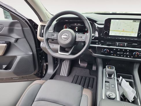 New 2025 Nissan Pathfinder Platinum w/ Black Appearance Package image 12