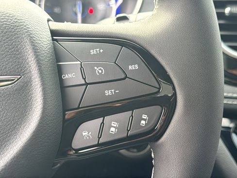 New 2026 Chrysler Pacifica Limited image 23