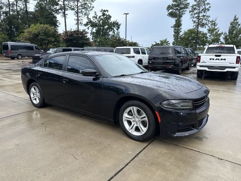 Used 2017 Dodge Charger SE w/ Popular Equipment Group RWD image 2