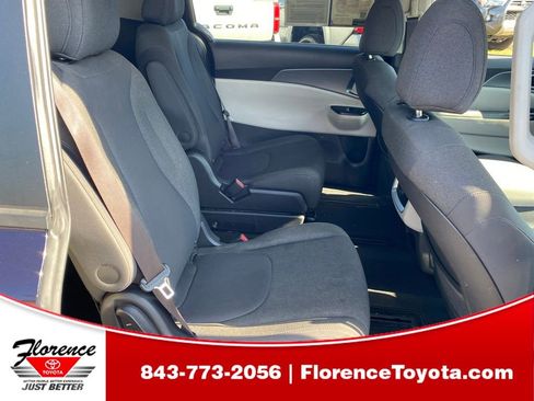 Used 2023 Kia Carnival LX FWD image 17