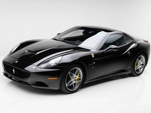 Used 2010 Ferrari California RWD image 1