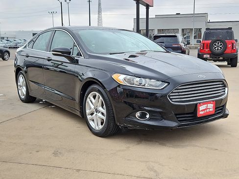 Used 2016 Ford Fusion SE w/ Equipment Group 202A image 4