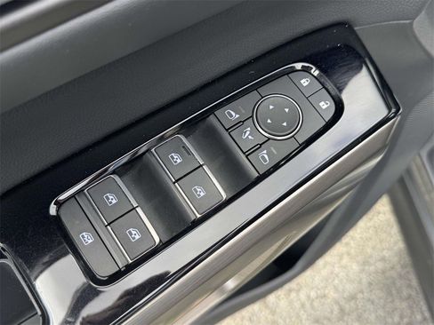 Used 2024 Nissan Pathfinder Platinum image 18