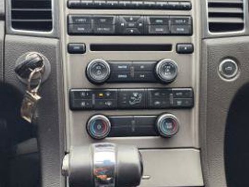 Used 2010 Ford Taurus SEL image 19