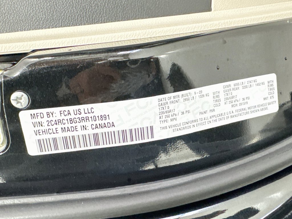 Used 2024 Chrysler Pacifica Touring-L FWD image 37