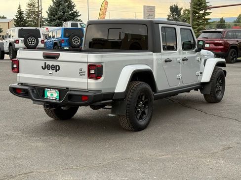 Used 2024 Jeep Gladiator Sport image 7