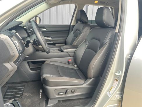 Used 2025 Nissan Pathfinder SL FWD image 11