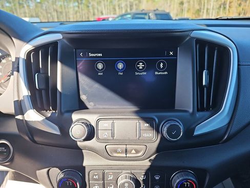 Used 2024 GMC Terrain SLT image 25