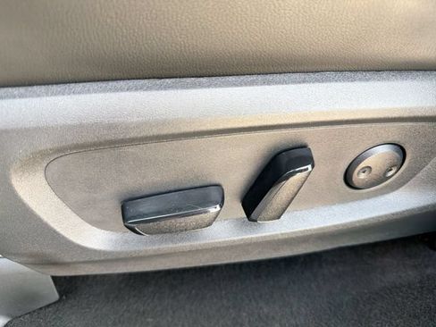 Used 2023 Nissan Pathfinder SL w/ Lighting Package (N92) FWD image 16