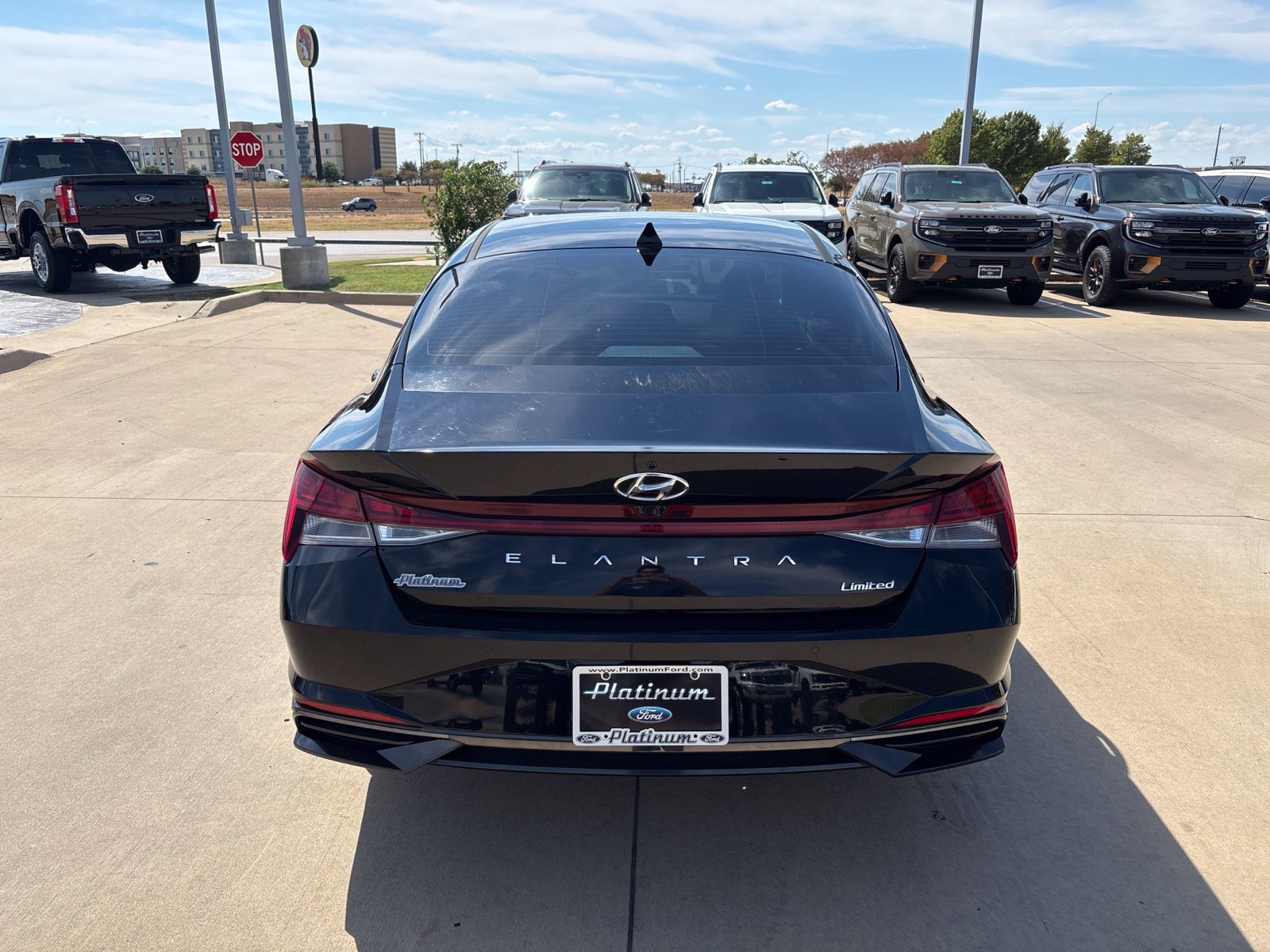 Used 2023 Hyundai Elantra Limited w/ Preferred Accessory Package FWD image 4