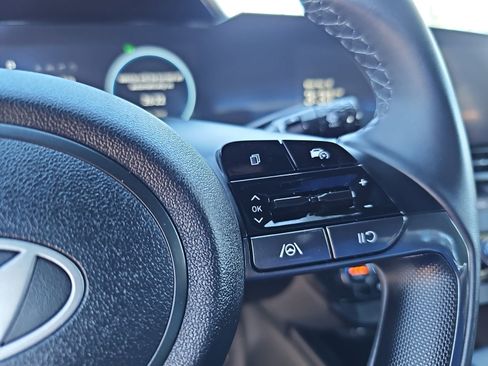 Certified 2025 Hyundai Elantra SEL image 17