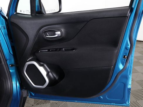 Used 2020 Jeep Renegade Latitude w/ Popular Equipment Group FWD image 20