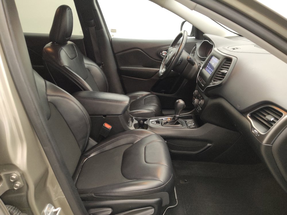Used 2019 Jeep Cherokee Latitude Plus w/ Cold Weather Group FWD image 21
