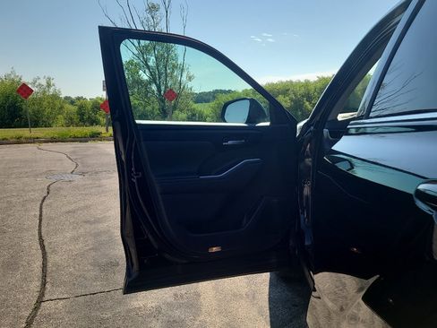 Used 2022 Toyota Highlander XLE AWD/4WD image 10