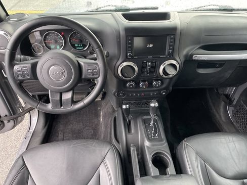 Used 2017 Jeep Wrangler Unlimited Rubicon w/ Cold Weather Group AWD/4WD image 15
