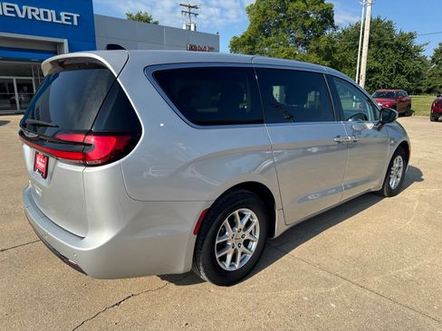 Used 2023 Chrysler Pacifica Touring-L FWD image 3