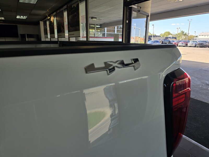 Used 2025 GMC Sierra 1500 SLT AWD/4WD image 35