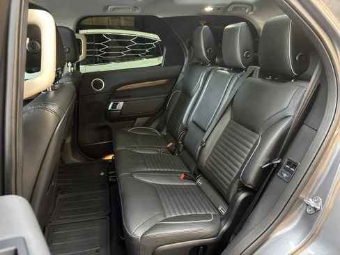 Used 2018 Land Rover Discovery HSE image 24