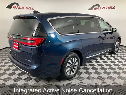 Certified 2023 Chrysler Pacifica Limited image 8